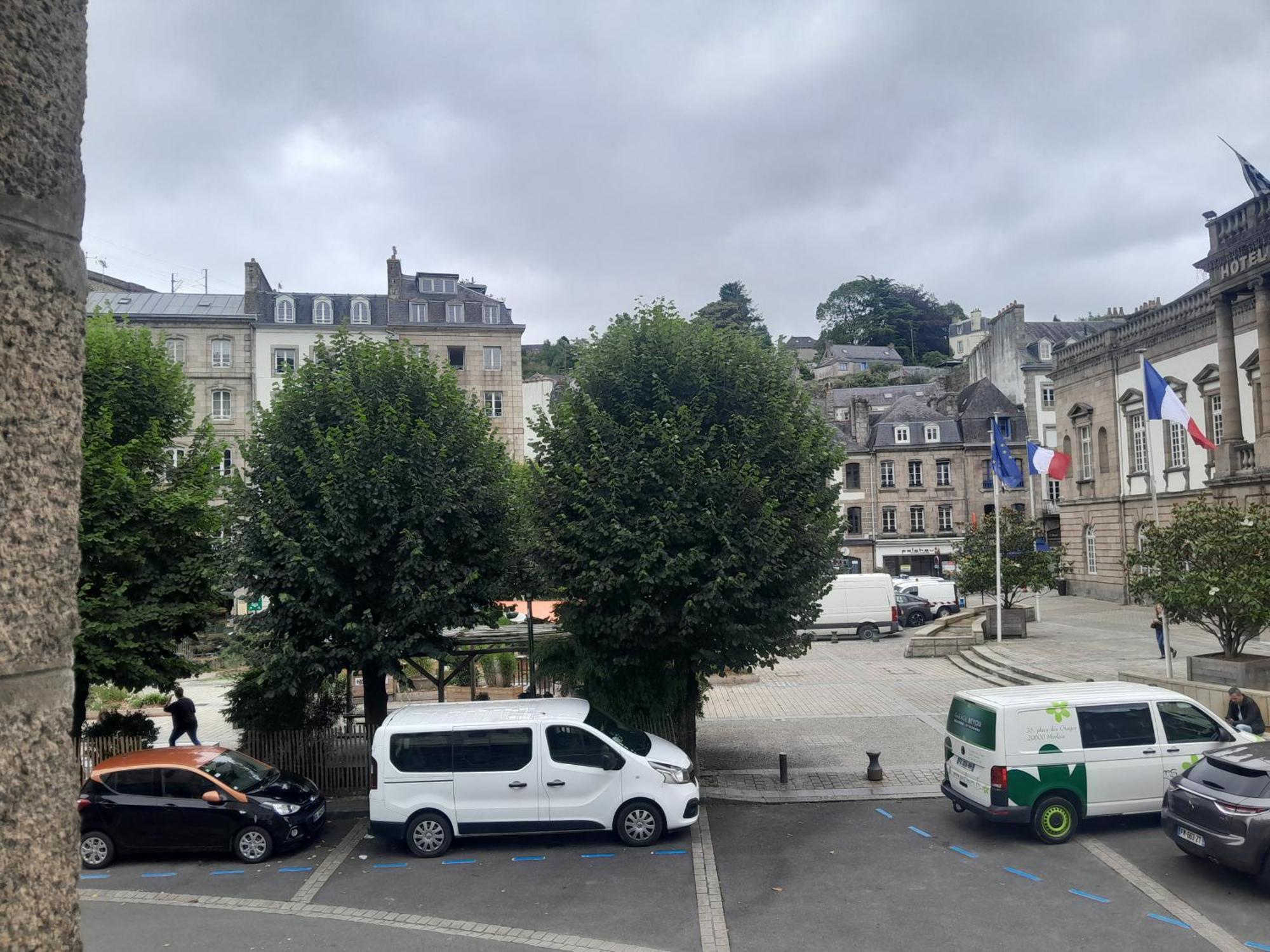 Appartement 75M2 Plein Centre Face A La Mairie Morlaix Exterior photo